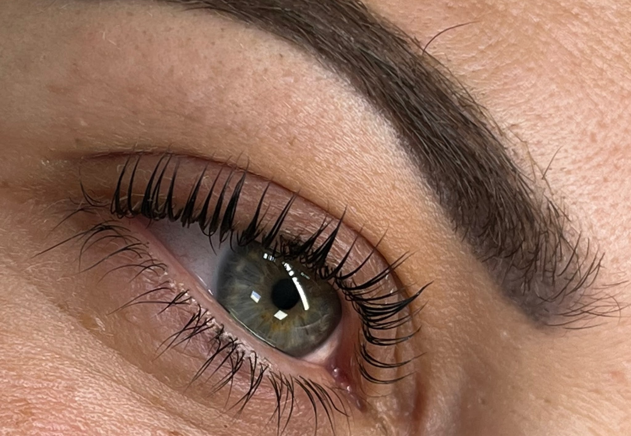 Lash lift en gestylede wenkbrauw na de behandeling