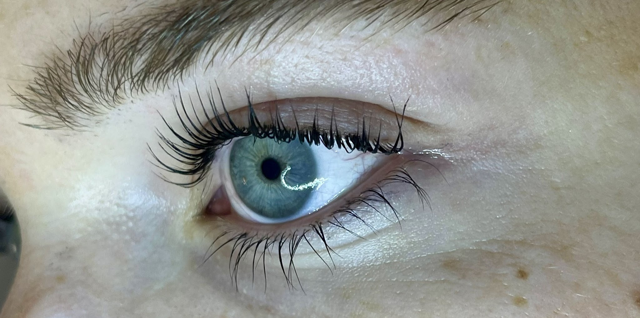 Resultaat van een lash lift: gekrulde, opgetilde eigen wimpers