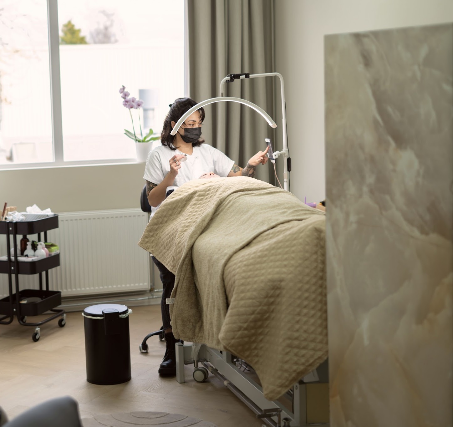 De studio van Gooise Lady Lash: behandelbed, ringlamp en marmeren paneel