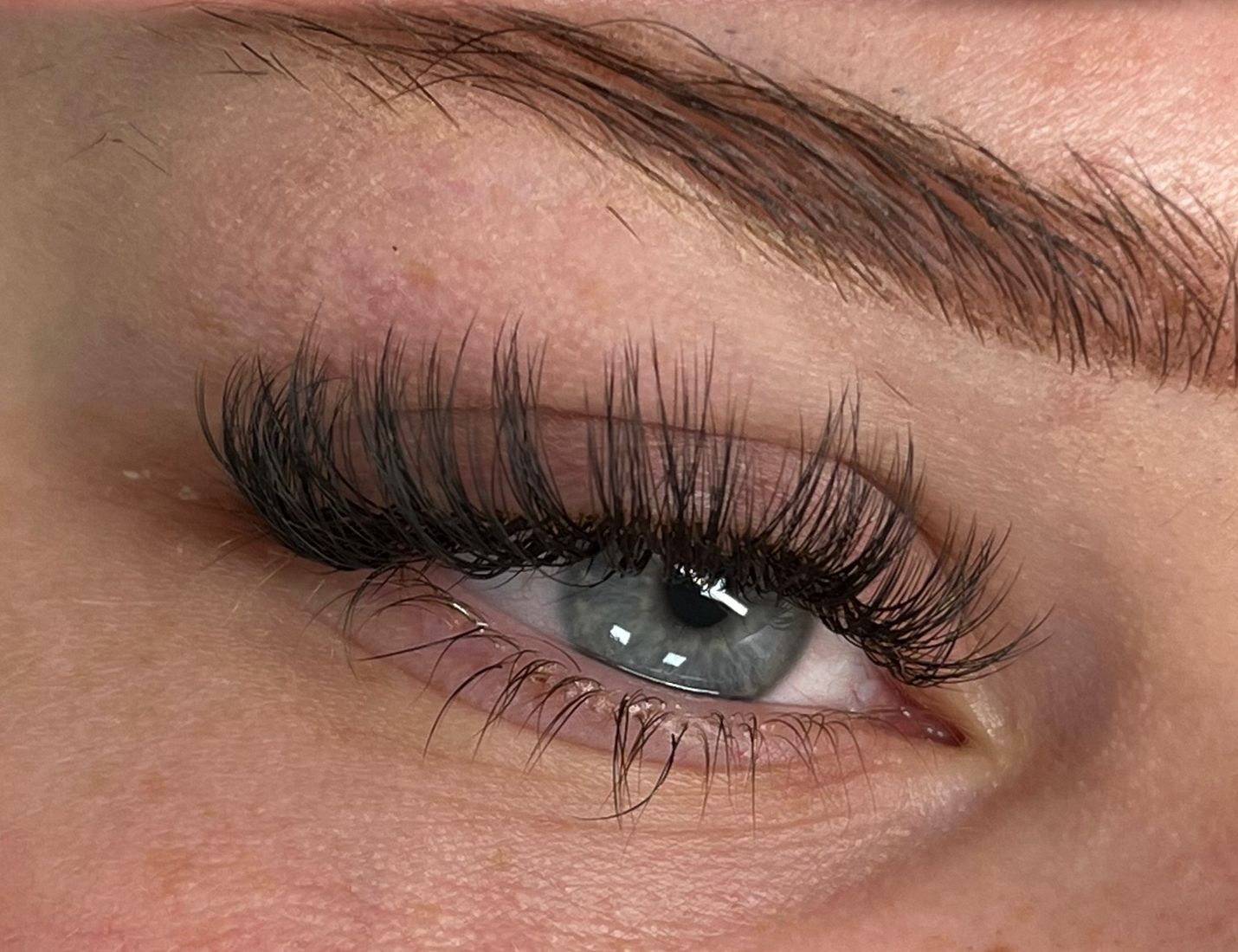 Wispy wimperextensions, close-up van het oog